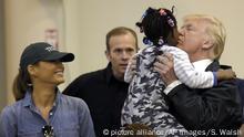 Trump visita a víctimas de Harvey y ensalza a su gobierno