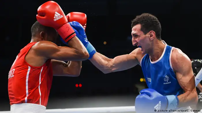 Boxen WM - Oumiha gegen Alvarez Estrada (picture-alliance/dpa/C. Gateau)