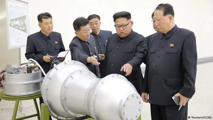 Nordkorea Kim Jong Un bei Besuch einer Fabrik für Nuklearwaffen (Reuters/KCNA)