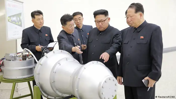 Nordkorea Kim Jong Un bei Besuch einer Fabrik für Nuklearwaffen