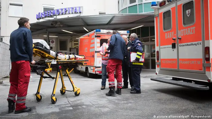 Entre las 6 am y las 4 pm unas 60.000 personas del centro de Fráncfort tienen que desalojar sus viviendas y lugares de trabajo para poder desactivar una potente bomba de la II Guerra Mundial. 03.09.2017