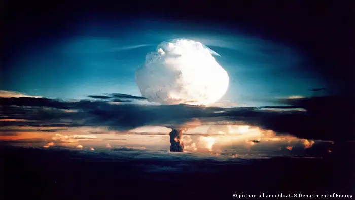 En la imagen vemos a Ivy Mike, explotada en Nuevo México el 1° de noviembre de 1952. La bomba termonuclear es varias veces más poderosa que las bombas nucleares de Hiroshima y Nagasaki. La bomba de hidrógeno (Bomba H), pero también llamada térmica de fusión se basa en la obtención de la energía desprendida al fusionarse dos núcleos atómicos, en lugar de la fisión de los mismos.