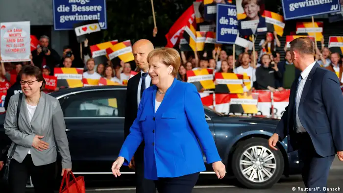Deutschland Merkel und Schulz zum TV-Duell eingetroffen (Reuters/F. Bensch)