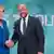 Merkel e Martin Schulz se cumprimentam antes de debate na TV
