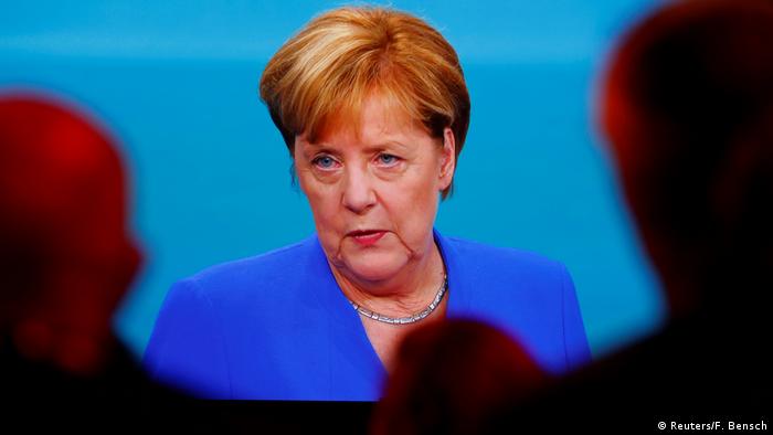 Journalists watch a TV debate between German Chancellor Angela Merkel and SPD candidate Martin Schulz (Reuters/F. Bensch)