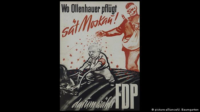 Plakat der FDP, auf der Ollenhauer einen Acker pflügt, angetrieben von einem roten, offensichtlich kommunistischen Sämann mit Totenkopf. 