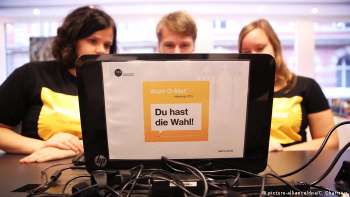 Young Germans using the Wahl-O-Mat app 