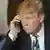 USA North Carleston - Donald Trump beim Gespräch mit seinem Smartphone
