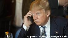 USA North Carleston - Donald Trump beim Gespräch mit seinem Smartphone (picture-alliance/AP Photo/M. Rourke)