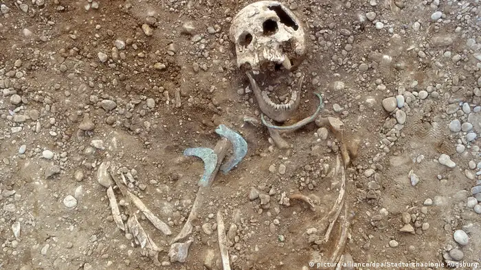 Archäologie - Skelett einer Frau (BITTE SPERRFRIST BEACHTEN)
