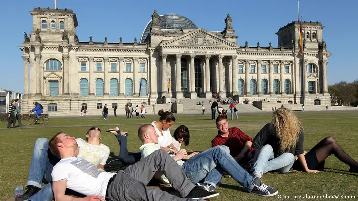 Junge Menschen vor dem Reichstag in Berlin