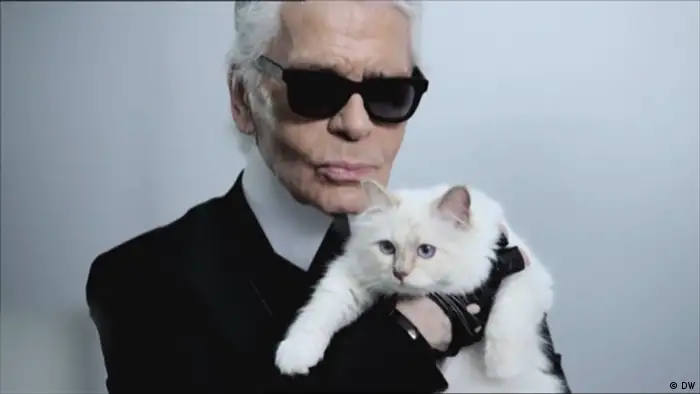 Karl Lagerfeld mit seiner Katze Choupette (Foto: DW)