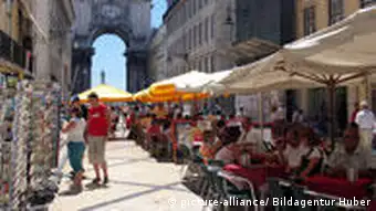Straße und Cafe in Lissabon