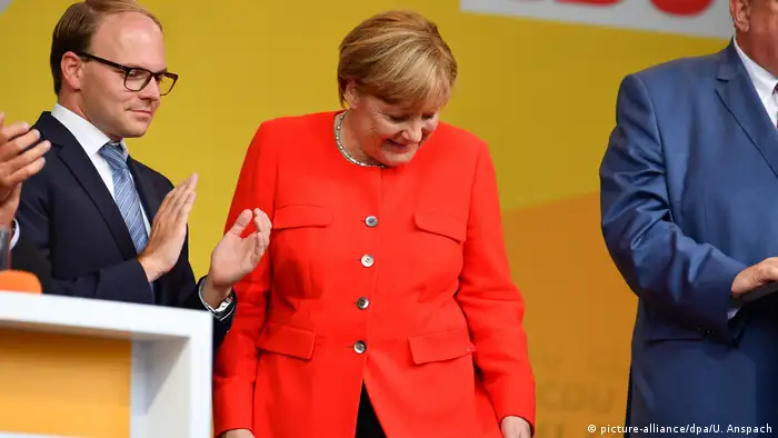 Deutschland Heidelberg - Wahlkampf CDU - Merkel blickt auf Fleck auf ihrer Jacke (picture-alliance/dpa/U. Anspach)