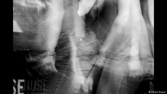 Black-and-white photo depicting two people dancing in jeans (Foto: Ceren Saner)