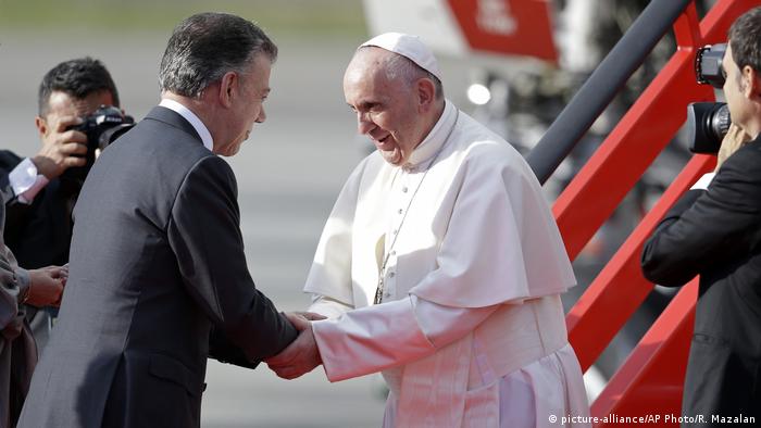 Kolumbien | Ankunft Papst Franziskus in Bogota - Begrüßung Präsident Juan Manuel Santos