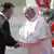 Kolumbien | Ankunft Papst Franziskus in Bogota - Begrüßung Präsident Juan Manuel Santos