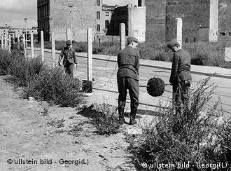Berlin: DDR-Grenztruppen verlegen Stacheldraht an der Sektorengrenze - der Mauerbau beginnt (August 1961)