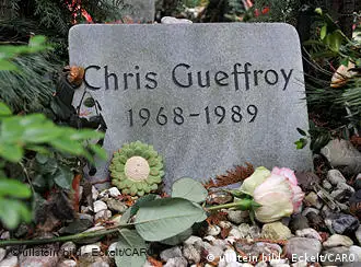 这是Chris Gueffroy的墓地，他是 最后一名越柏林墙遇难者，1989年2月5日晚间他在试图翻越柏林墙时被东德边境警察开枪打死