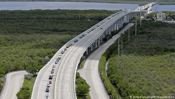 Автомобилисты в штате Флорида, где началась принудительная эвакуация 