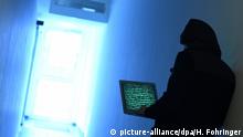 ILLUSTRATION - Ein Mann hält am 21.03.2017 in Wien (Österreich) seinem Laptop in einer Hand und schreibt etwas mit der anderen Hand. Foto: Helmut Fohringer/APA/dpa +++(c) dpa - Bildfunk+++ |