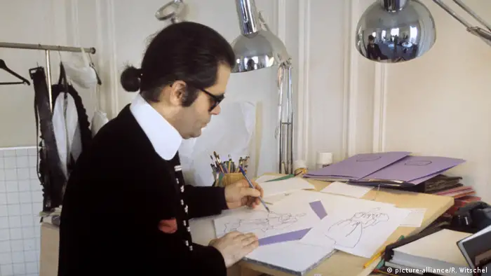 Modedesigner Lagerfeld zeichnet im Frühjahr 1979 Entwürfe in seinem Atelier in Paris (Foto: picture-alliance/R. Witschel)