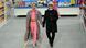 Modedesigner Karl Lagerfeld schreitet bei der Pariser Modewoche 2014 an der Hand von Model Cara Delevingne in Jogginghosen über den Laufsteg (Foto: Getty Images/F. Durand) Modedesigner Karl Lagerfeld schreitet bei der Pariser Modewoche 2014 an der Hand von Model Cara Delevingne in Jogginghosen über den Laufsteg (Foto: Getty Images/F. Durand)