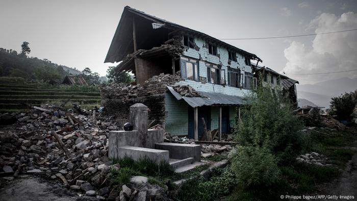 Ein zerstörtes Haus auf dem Land in Nepal - der ganze vordere Bereich ist herausgebrochen Ein zerstörtes Haus auf dem Land in Nepal - der ganze vordere Bereich ist herausgebrochen