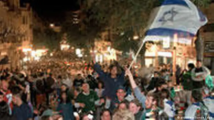 Hundertausende feiern 50 Jahre Israel Rabin Platz Tel Aviv (picture-alliance / dpa)