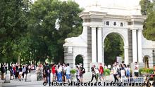 --FILE--Pedestrians walk past the symbolic Second Gate of Tsinghua University in Beijing, China, 12 July 2017. The latest and fifteenth version of Academic Ranking of World Universities (ARWU) was released by Shanghai Ranking Consultancy on Tuesday (15 August 2017), according to media reports. According to the report, 45 universities on the Chinese mainland are among the top 500 universities in the world, while 12 universities in China's Hong Kong, Macau and Taiwan are also on the list. That puts a total of 57 Chinese universities on the list, accounting for 11.4%. Meanwhile, Tsinghua University in Beijing, ranked 48th, has entered the top 50 for the first time and become the third top ranked Asian university. Peking University ranks 71st, followed by Fudan University, Shanghai Jiao Tong University, University of Science and Technology of China, and Zhejiang University, which all rank between 101st and 150th. Four more top 500 universities on the Chinese mainland are on the ARWU list in 2017 than 2016, which is a demonstration of greater comprehensive strength and influence of Chinese universities in the world. Foto: Guo Junfeng/Imaginechina/dpa |