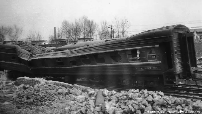 Este vagón de tren quedó abandonado en Tangshan, China, después de que un terremoto de magnitud 7,4 devastara esa ciudad industrial el 28 de julio de 1976. 