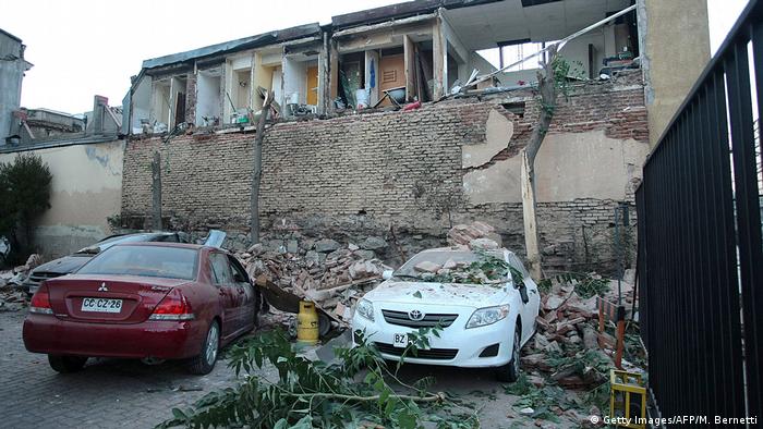 Automóviles bajo los escombros dejados por el sismo de 2010 en Viña del Mar.