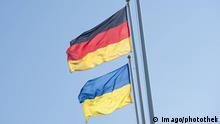 Die Flaggen von Deutschland und der Ukraine. Kiew, 22.03.2014. Kiew Ukraine PUBLICATIONxINxGERxSUIxAUTxONLY Copyright: xMichaelxGottschalkx
the Flags from Germany and the Ukraine Kiev 22 03 2014 Kiev Ukraine PUBLICATIONxINxGERxSUIxAUTxONLY Copyright xMichaelxGottschalkx