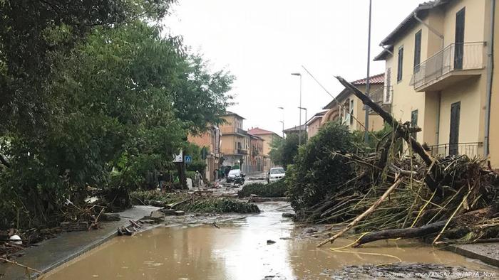 Italy floods kill at least six after rainstorms | News | DW | 10.09.2017