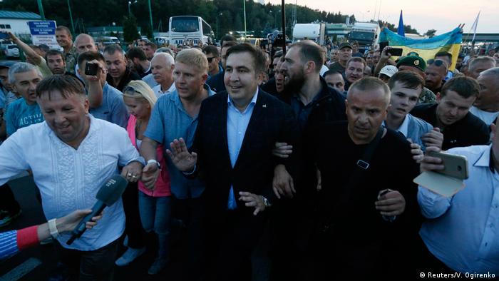 Михаил Саакашвили в откружении соратников пересекает польско-украинскую границу
