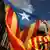 Spanien Barcelona Menschen mit  Estelads (Katalanische Separatisten Flagge)