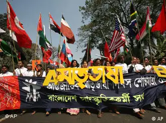 国际母语日当天孟加拉首都达卡宣传孟加拉文化的游行队伍