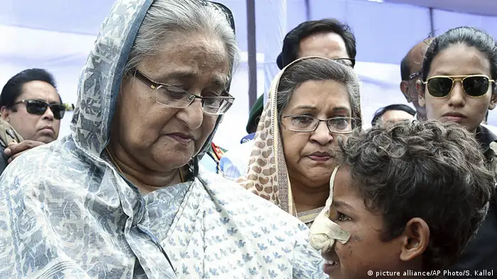 La primera ministra de Bangladés, Sheikh Hasina, visitó uno de los campamentos de refugiados rohinyás y prometió continuar con la distribución de alimentos y servicios sanitarios. Según la agencia estatal BSS. 370.000 miembros de esta minoría musulmana llegaron a Bangladesh desde el pasado 25 de agosto. (12.09.2017).