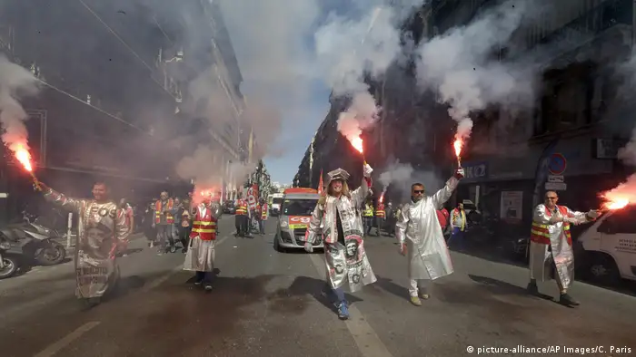 Frankreich Protest gegen die Arbeitsmarktreform in Marseille (picture-alliance/AP Images/C. Paris)