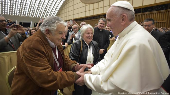 Vatikan Jose Mujica und Frau Lucia Topolansky (picture-alliance/AP Photo/L´Osservatore Romano)