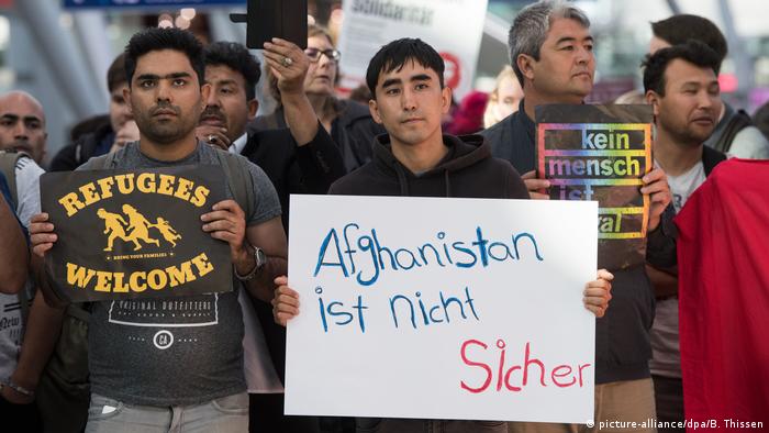 Deutschland Protest gegen Sammelabschiebung nach Afghanistan in Düsseldorf