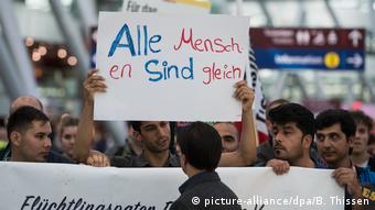 Deutschland Protest gegen Sammelabschiebung nach Afghanistan in Düsseldorf