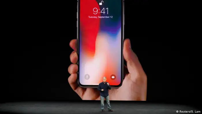 Apple presentó este 12 de septiembre el nuevo iPhone X, que no cuenta con el tradicional botón Home y se desbloquea con reconocimiento facial en lugar de huella dactilar. En el nuevo teléfono de Apple, la pantalla cubre prácticamente toda la parte frontal y mide 5,8 pulgadas, más que el modelo plus actual. 12.09.2017