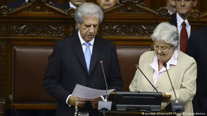 La senadora uruguaya Lucía Topolansky, esposa del expresidente José Mujica, se convirtió en la nueva vicepresidenta de Uruguay al asumir la presidencia del Senado en lugar de Raúl Sendic, que renunció a su cargo. 13.09.2017