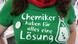 Eine Chemiestudentin trägt ein grünes T-Shirt mit der Aufschrift "Chemiker haben für alles eine Lösung" auf dem Wissenschaftforum 2017 in Berlin Eine Chemiestudentin trägt ein grünes T-Shirt mit der Aufschrift "Chemiker haben für alles eine Lösung" auf dem Wissenschaftforum 2017 in Berlin