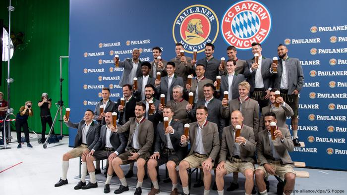 FC Bayern Munich Oktoberfest Lederhose (picture-alliance / dpa / S.Hoppe)