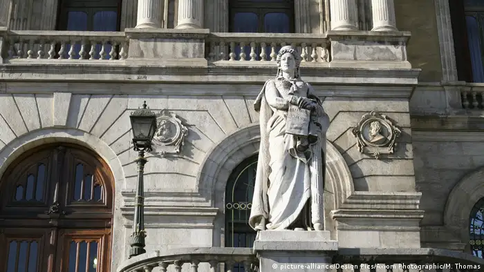 Una campaña del Ayuntamiento de Bilbao que busca prevenir el riesgo en el consumo de drogas como cocaína o speed se ha convertido en objeto de polémica, porque algunos consideran que incita a la drogadicción. 13.09.2017