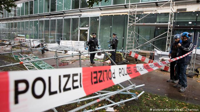Deutschland - Unwetter: Baugerüst in Hamburg bei starkem Wind umgestürzt