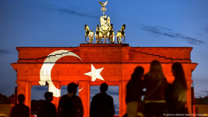 Brandenburger Tor in türkischen Farben Symbolbild Asylsuchende aus der Türkei