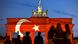 Brandenburger Tor in türkischen Farben Symbolbild Asylsuchende aus der Türkei Brandenburger Tor in türkischen Farben Symbolbild Asylsuchende aus der Türkei